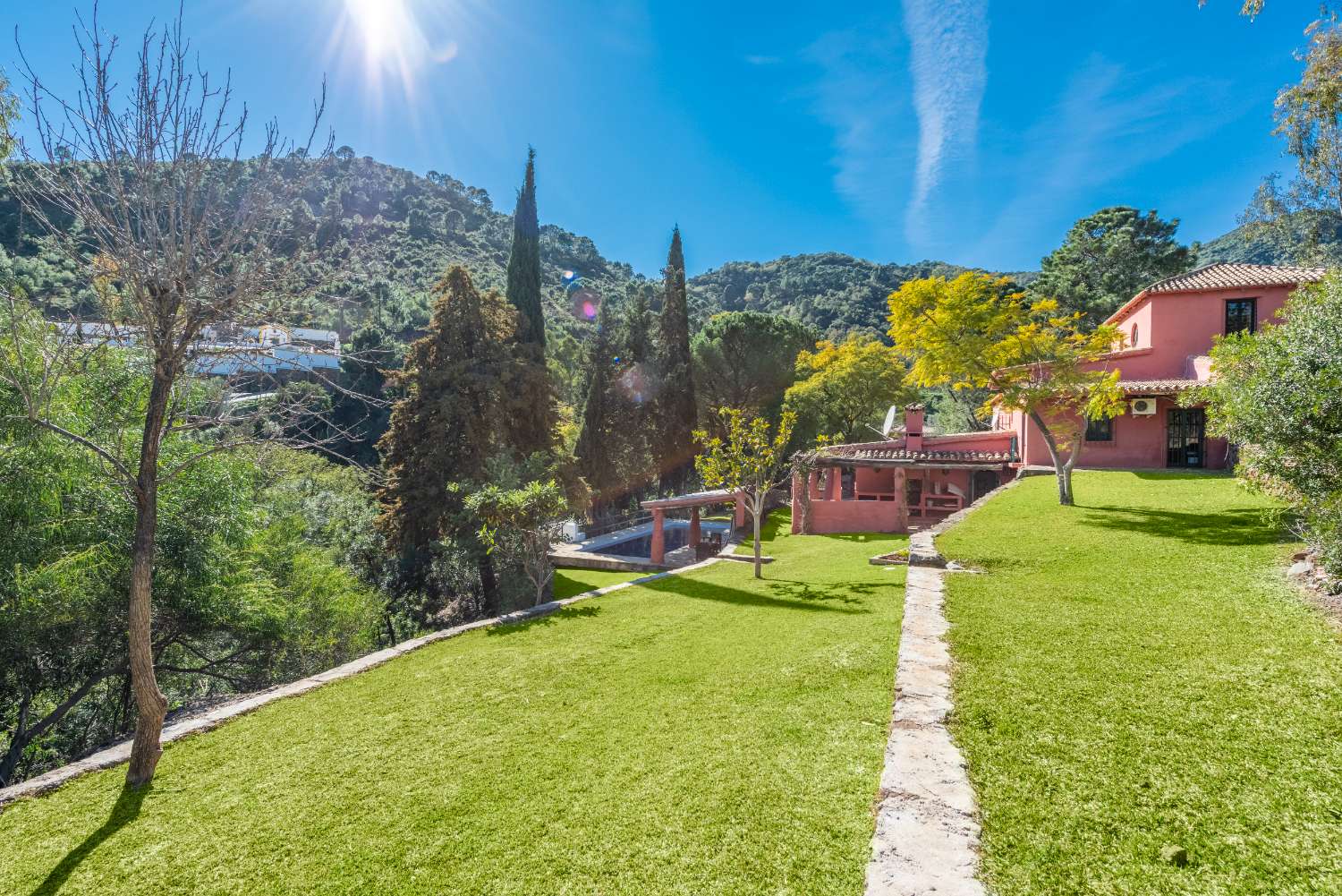 HERMOSA FINCA EN VENTA EN BENAHAVÍS