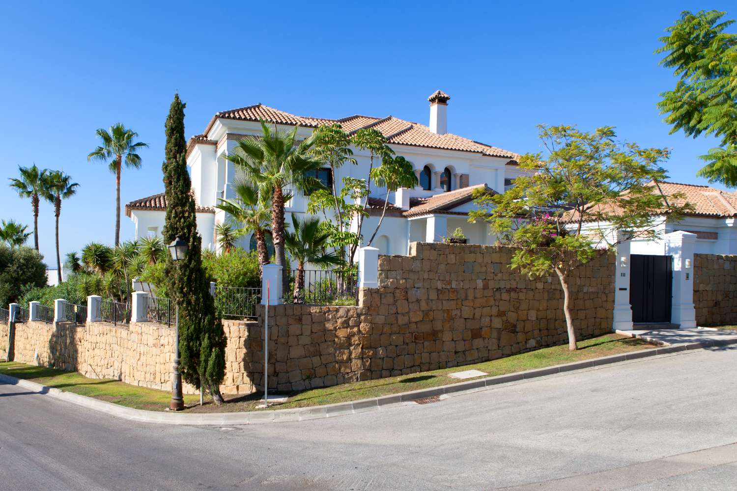 Luxurious South-Facing Villa with Spectacular Mediterranean Views in Los Flamingos Golf Resort