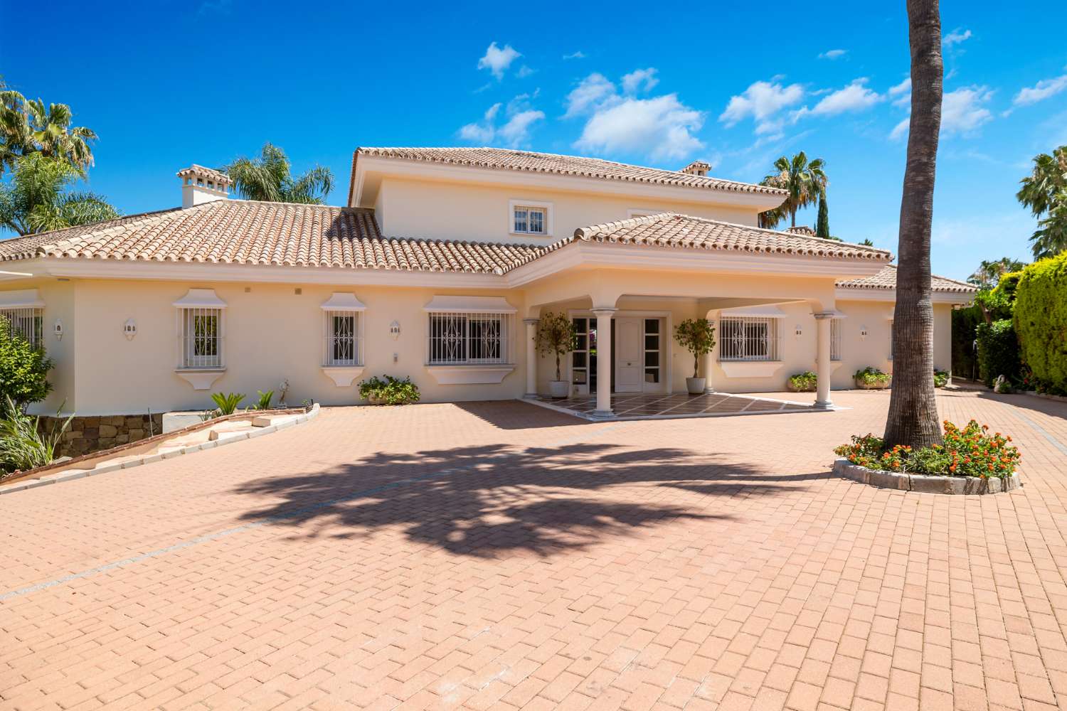 Villa Recientemente Renovada con Encanto Contemporáneo y Andaluz en La Cerquilla, Nueva Andalucía