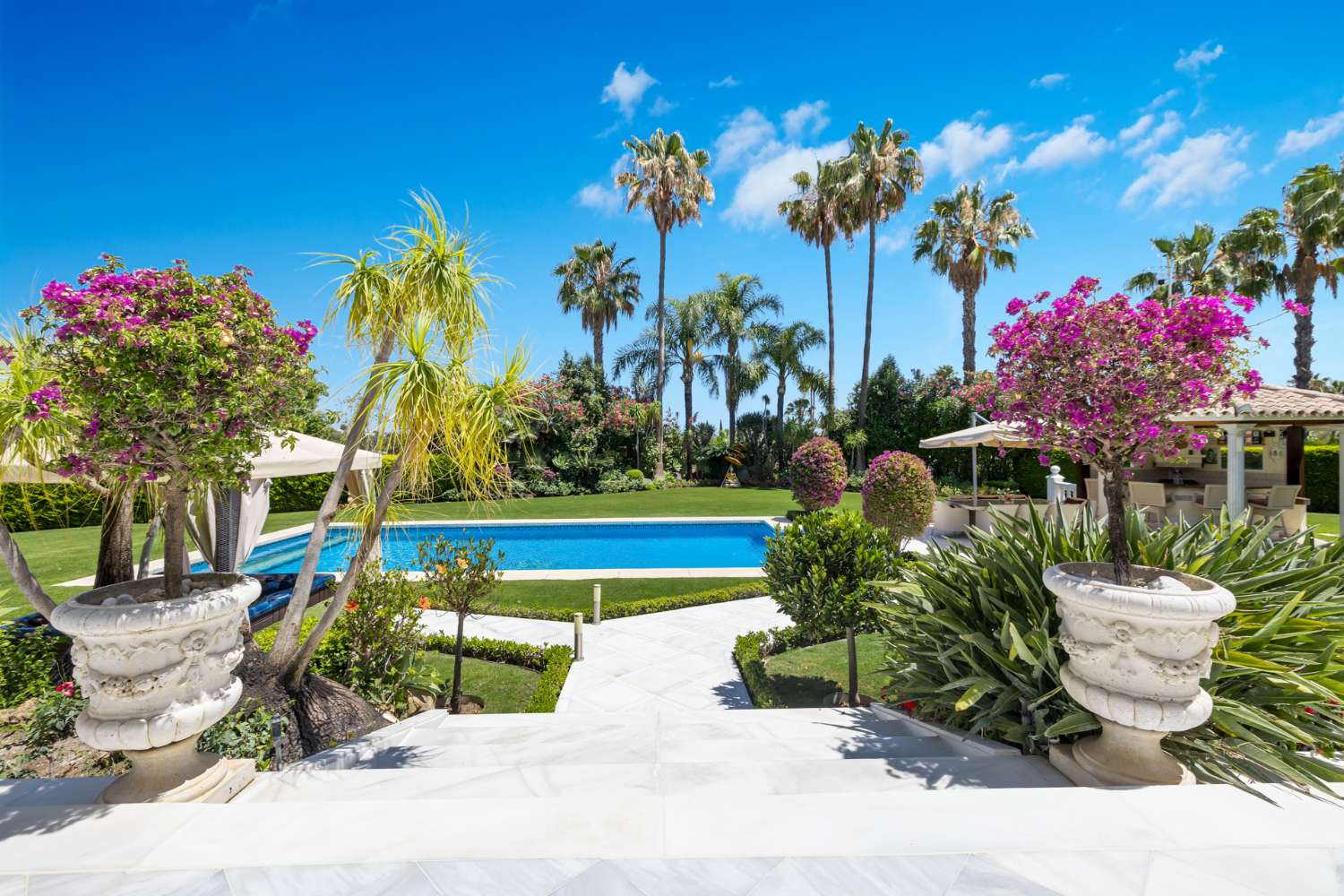 Villa Recientemente Renovada con Encanto Contemporáneo y Andaluz en La Cerquilla, Nueva Andalucía