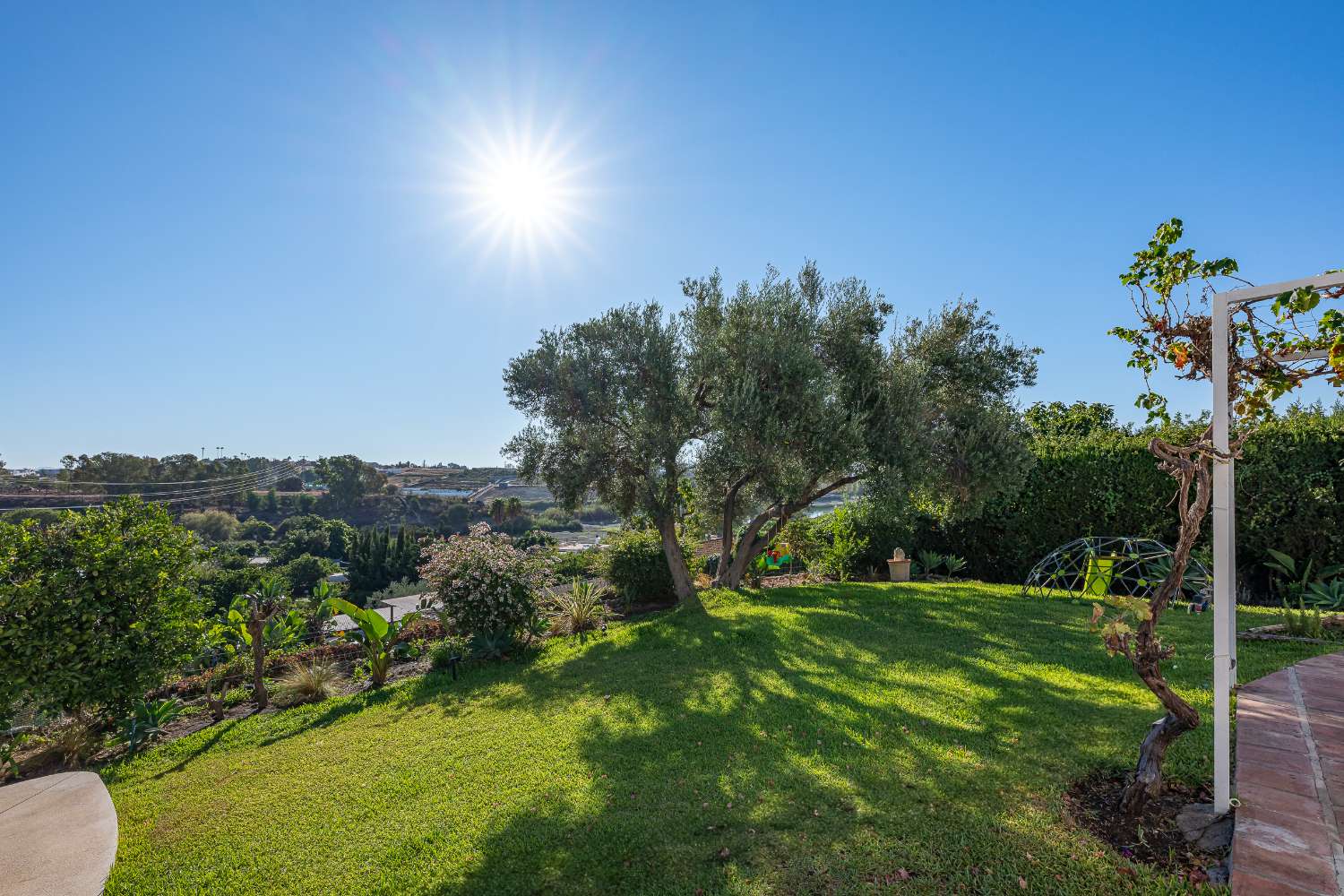 ¡Encantadora villa con fantásticas vistas panorámicas en Guadalmina Alta!