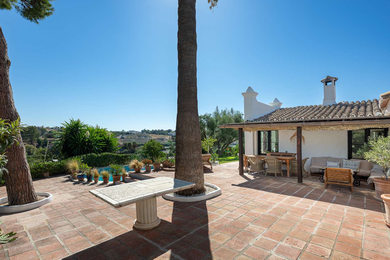 ¡Encantadora villa con fantásticas vistas panorámicas en Guadalmina Alta!