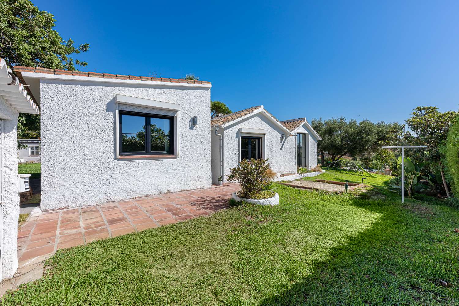 ¡Encantadora villa con fantásticas vistas panorámicas en Guadalmina Alta!