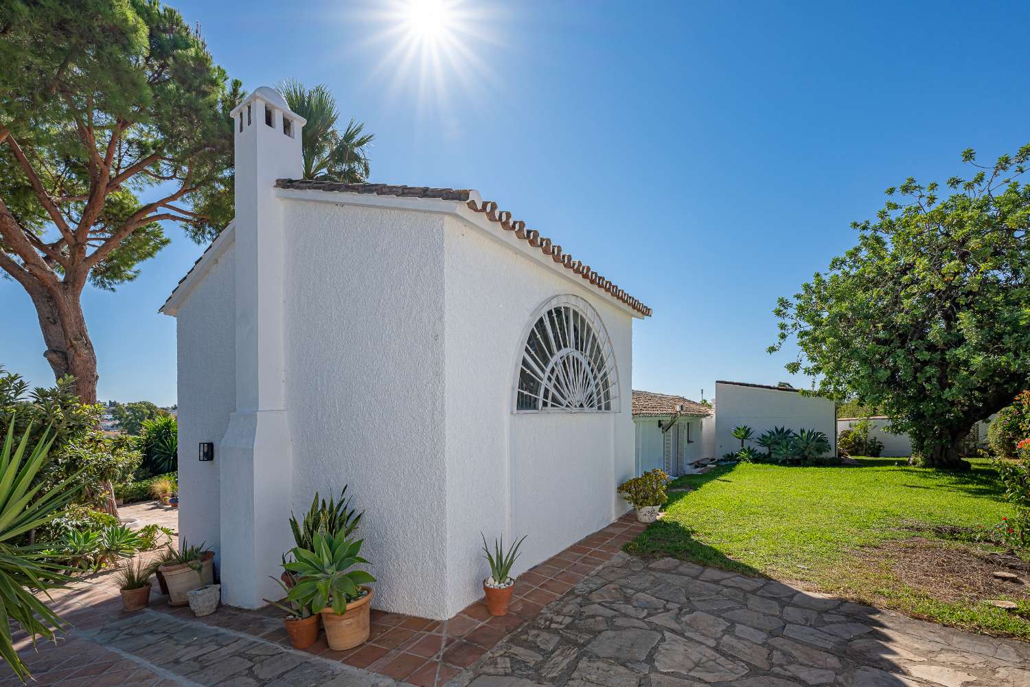 ¡Encantadora villa con fantásticas vistas panorámicas en Guadalmina Alta!