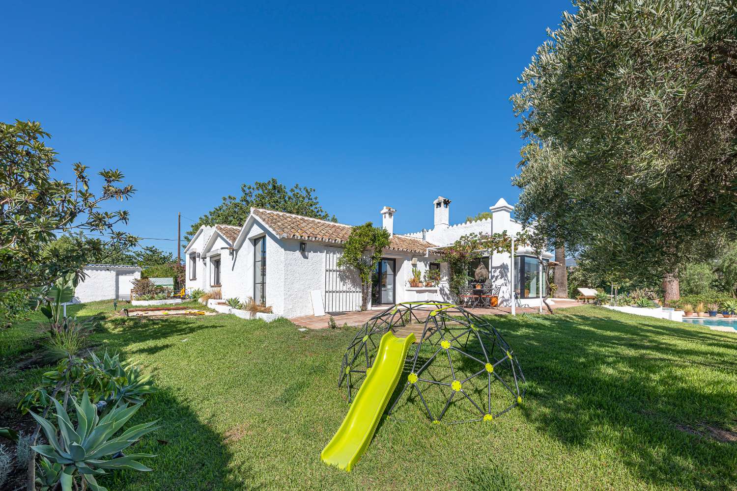 ¡Encantadora villa con fantásticas vistas panorámicas en Guadalmina Alta!