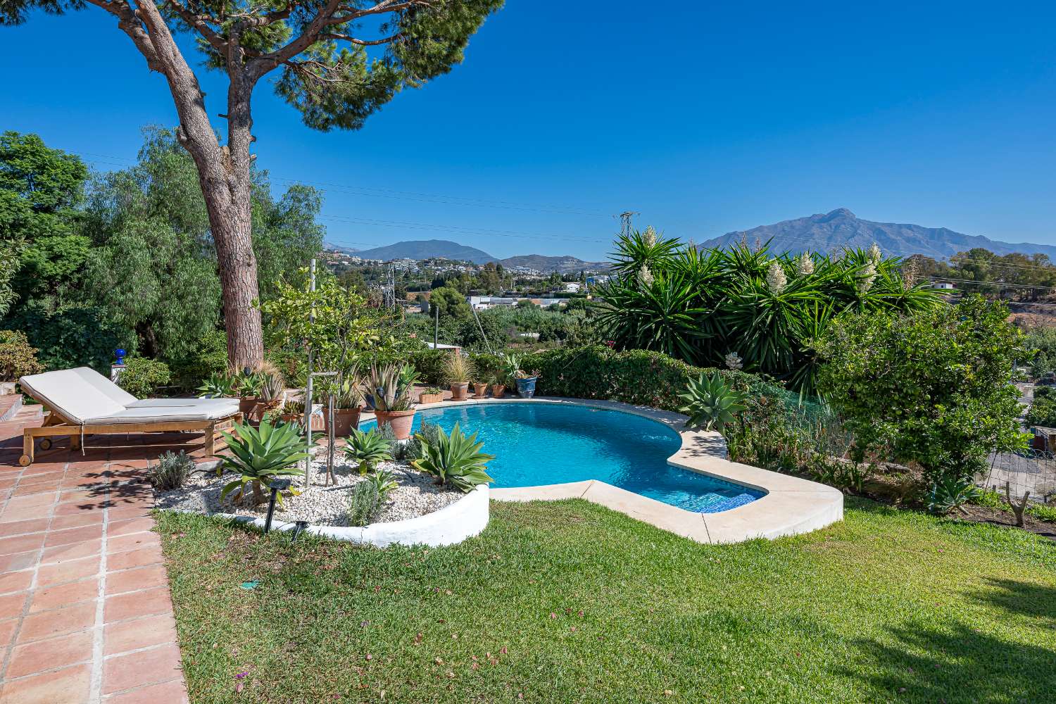 ¡Encantadora villa con fantásticas vistas panorámicas en Guadalmina Alta!