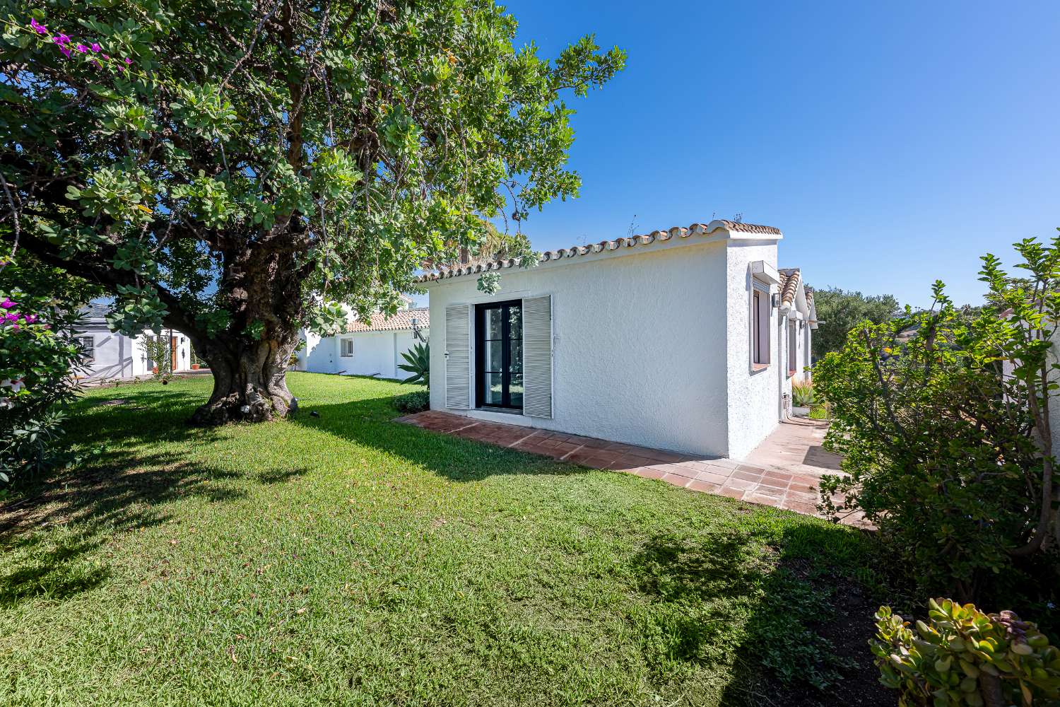 ¡Encantadora villa con fantásticas vistas panorámicas en Guadalmina Alta!