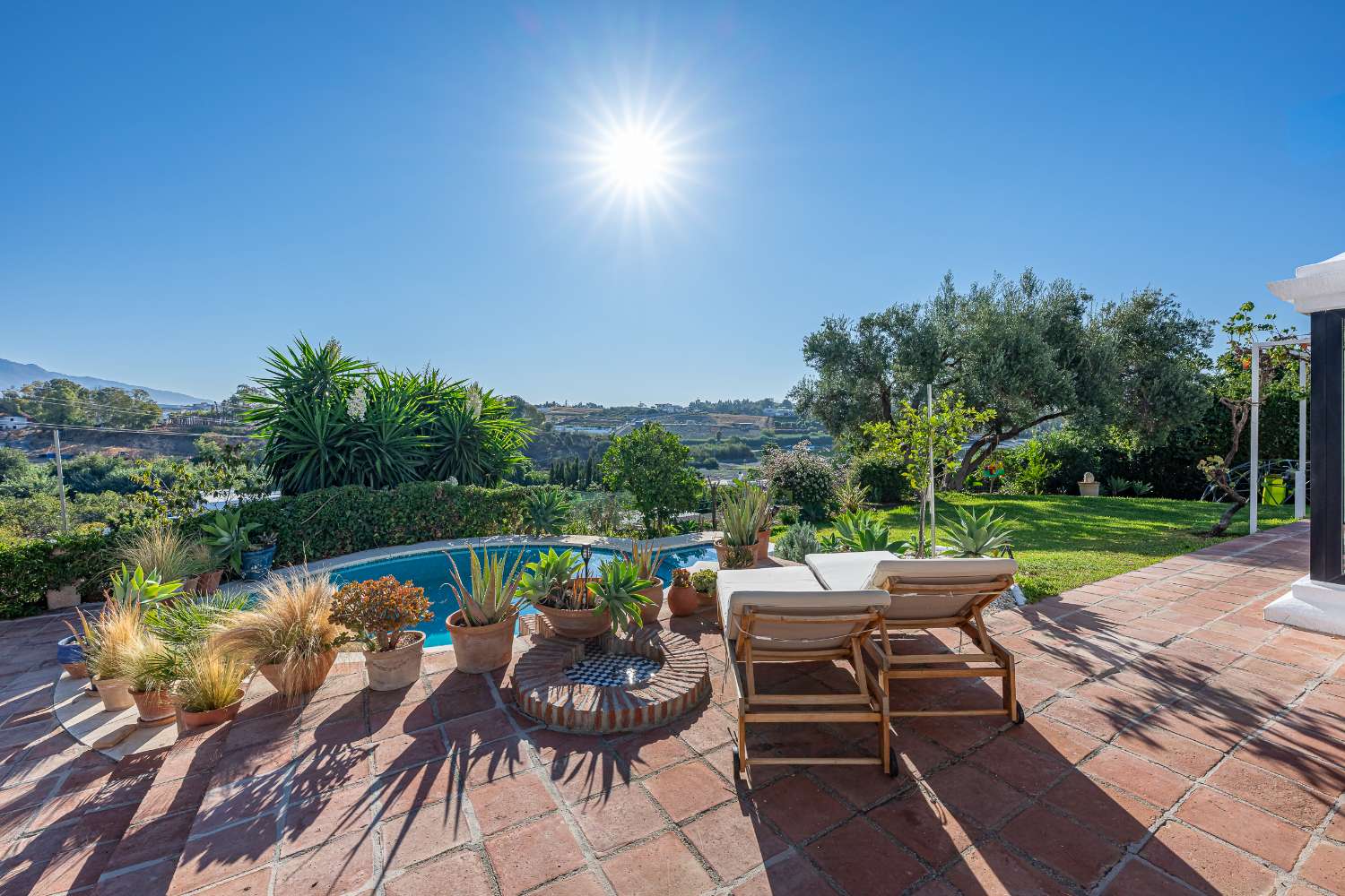 ¡Encantadora villa con fantásticas vistas panorámicas en Guadalmina Alta!