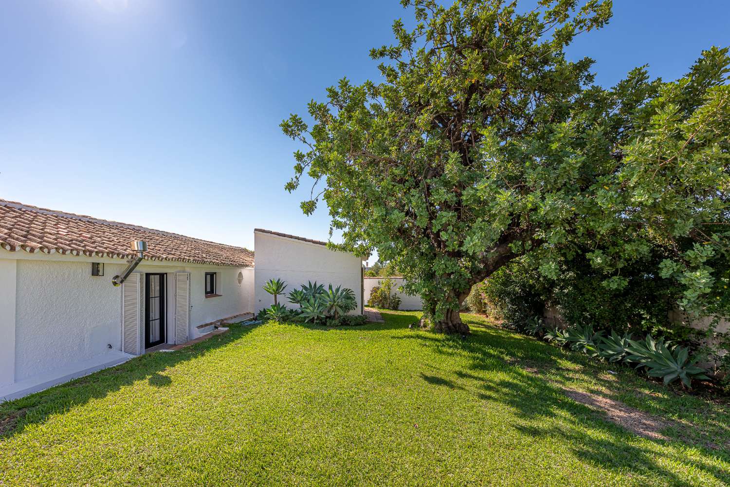 ¡Encantadora villa con fantásticas vistas panorámicas en Guadalmina Alta!