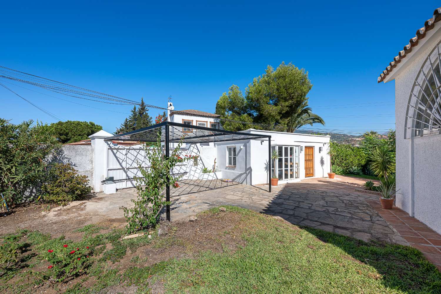 ¡Encantadora villa con fantásticas vistas panorámicas en Guadalmina Alta!