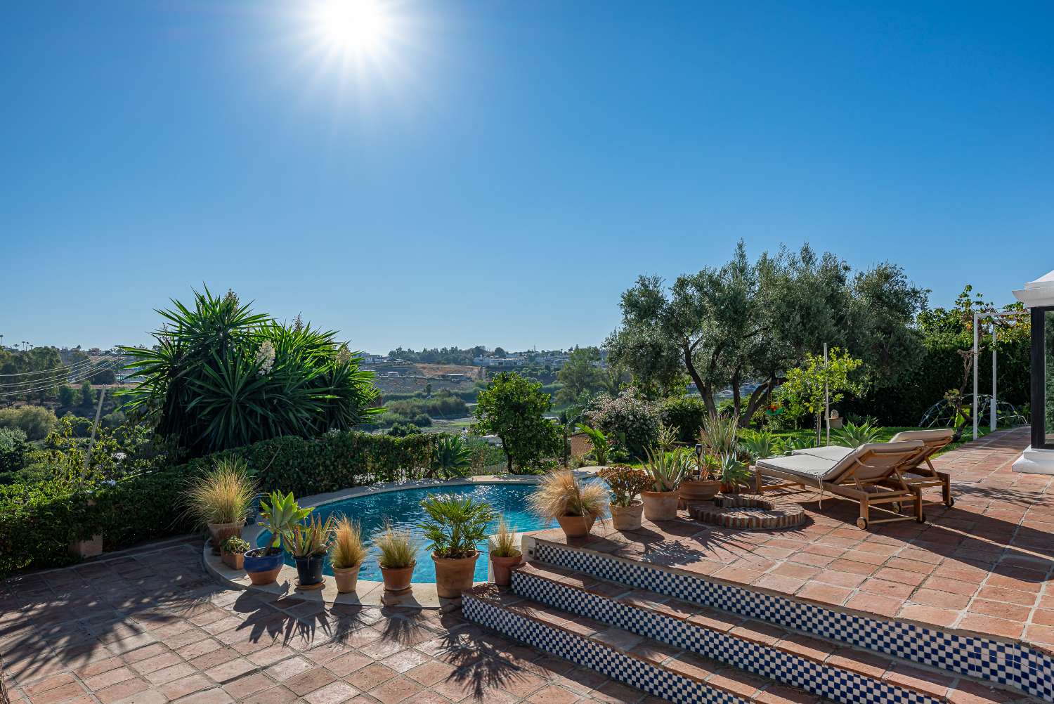 ¡Encantadora villa con fantásticas vistas panorámicas en Guadalmina Alta!