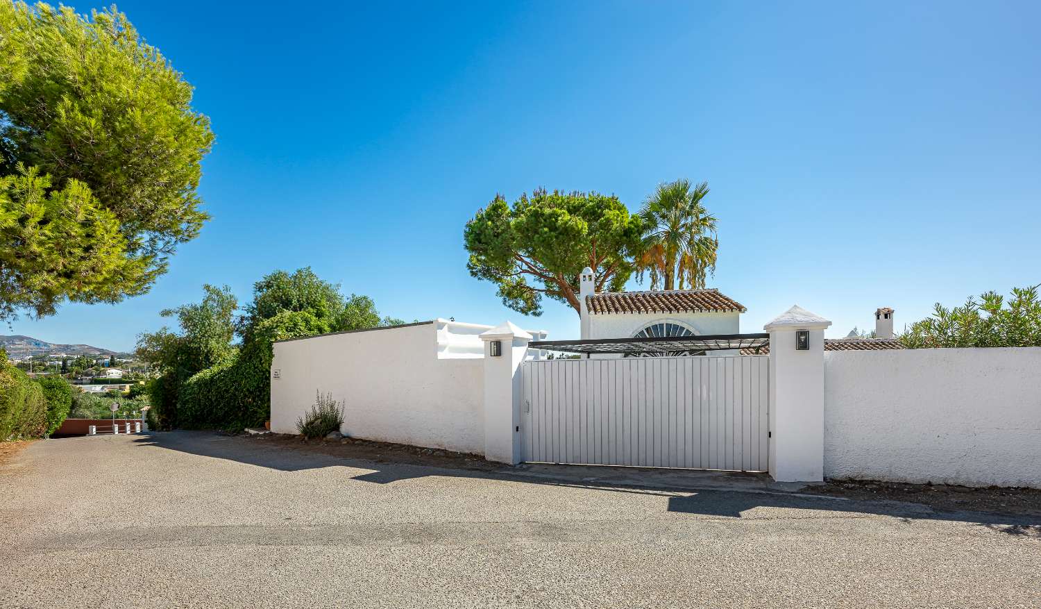 ¡Encantadora villa con fantásticas vistas panorámicas en Guadalmina Alta!