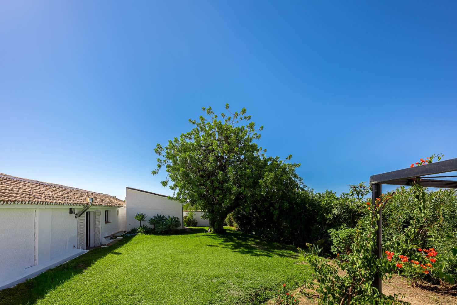 ¡Encantadora villa con fantásticas vistas panorámicas en Guadalmina Alta!