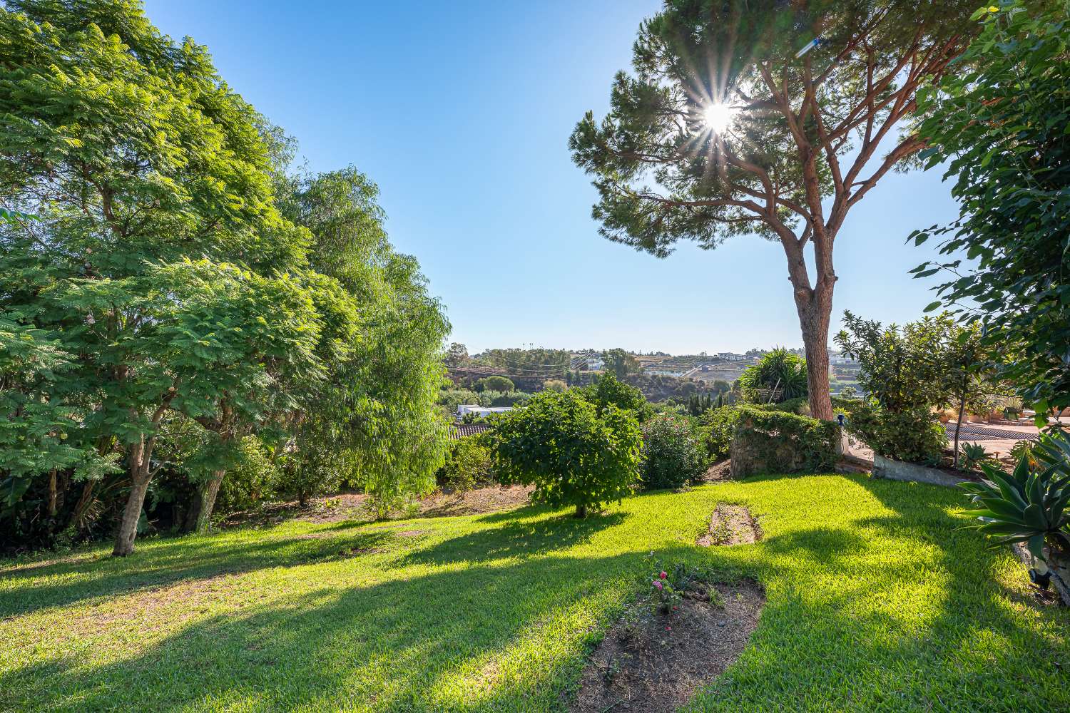 ¡Encantadora villa con fantásticas vistas panorámicas en Guadalmina Alta!