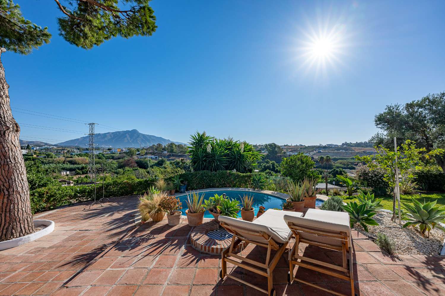 ¡Encantadora villa con fantásticas vistas panorámicas en Guadalmina Alta!