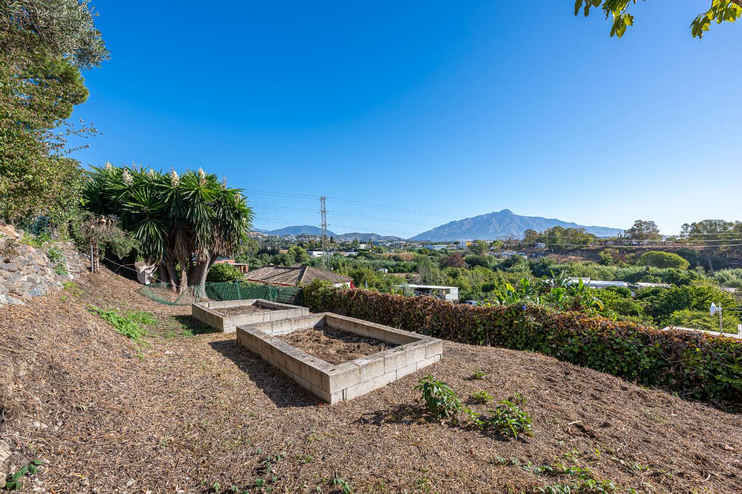 ¡Encantadora villa con fantásticas vistas panorámicas en Guadalmina Alta!