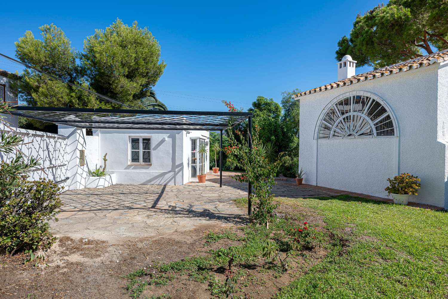 ¡Encantadora villa con fantásticas vistas panorámicas en Guadalmina Alta!