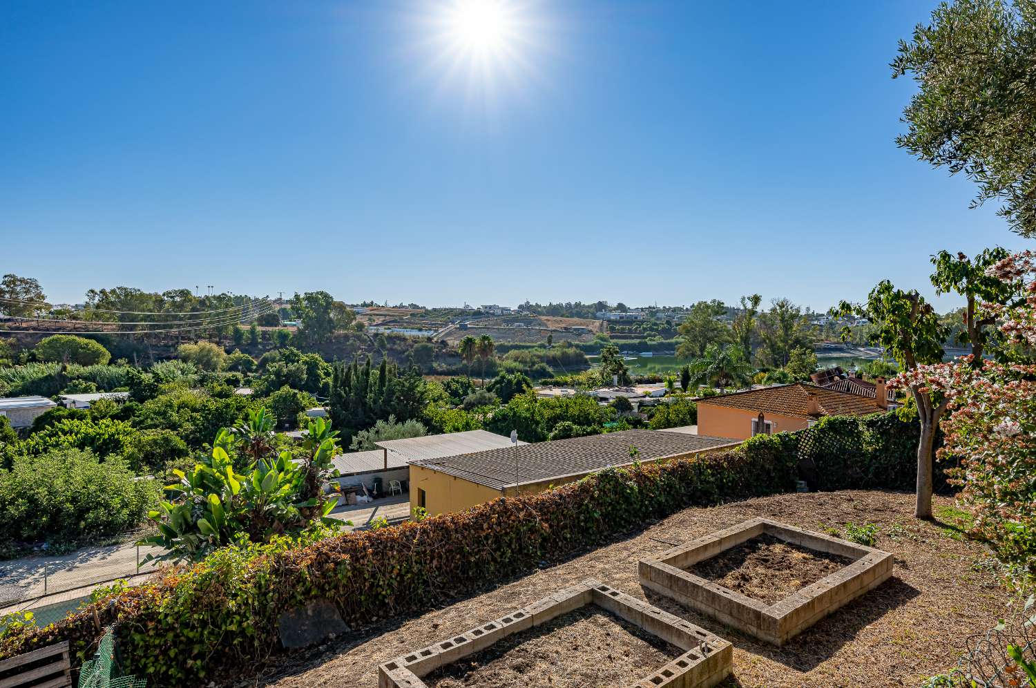 ¡Encantadora villa con fantásticas vistas panorámicas en Guadalmina Alta!