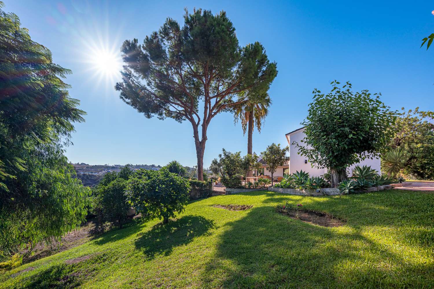 ¡Encantadora villa con fantásticas vistas panorámicas en Guadalmina Alta!